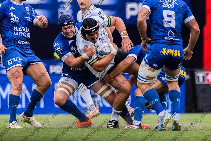 AOUF (Leo) tente de resister au plaquage de BERRUYER (Antonin) Pro D2 Finale 2025 MONTAUBAN - GRENOBLE Stade Ernest Wallon GRENOBLE-MONTAUBAN (19-24) 