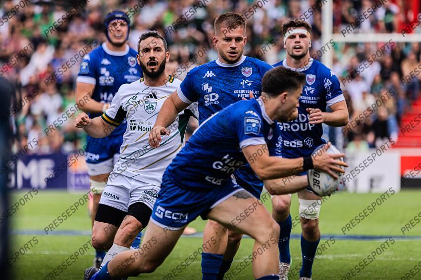 TROUILLOUD (Romain) recupere le ballon devant SARRAGALLET (Mathis) GUILLAUMOND (Victor) et BOSVIEL (Jerome) GRENOBLE-MONTAUBAN (19-24) 