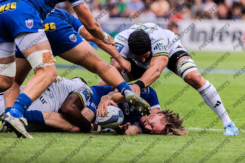 BITZ (Clement) tente de gratter le ballon sur HULLEU (Wilfried) Pro D2 Finale 2025 MONTAUBAN - GRENOBLE Stade Ernest Wallon GRENOBLE-MONTAUBAN (19-24) 