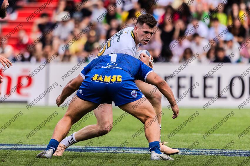 MOUCHOUS (Baptiste) face au plaquage de GAUTHIER (Zack) Pro D2 Finale 2025 MONTAUBAN - GRENOBLE Stade Ernest Wallon GRENOBLE-MONTAUBAN (19-24) 