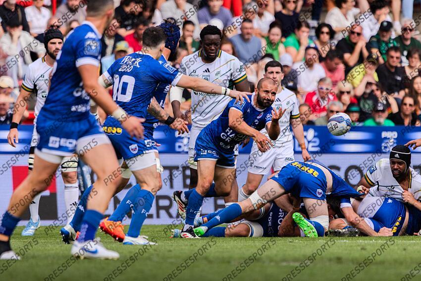 ESCANDE (Eric) sort le ballon du ruck et fait une passe Pro D2 Finale 2025 MONTAUBAN - GRENOBLE Stade Ernest Wallon GRENOBLE-MONTAUBAN (19-24) 