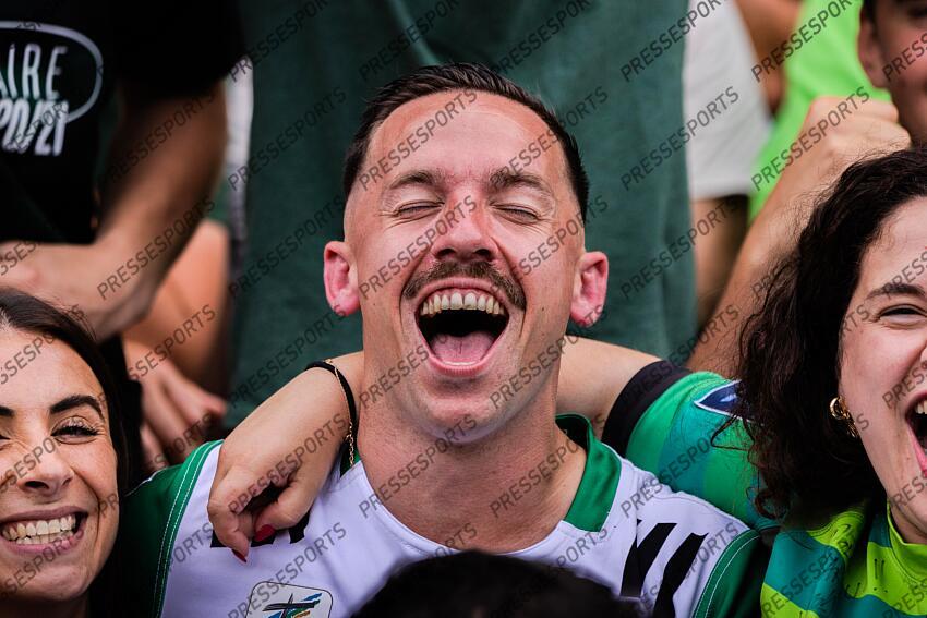 Illustration gros plan de la joie des supporters de Montauban Sapiac en fin de match dans les tribunes Pro D2 Finale 2025 MONTAUBAN - GRENOBLE Stade Ernest Wallon GRENOBLE-MONTAUBAN (19-24) 