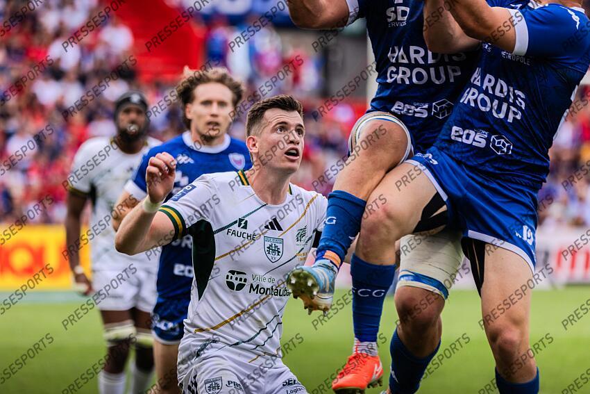 MOUCHOUS (Baptiste) pret a plaquer deux joueurs a la tombee du ballon Pro D2 Finale 2025 MONTAUBAN - GRENOBLE Stade Ernest Wallon GRENOBLE-MONTAUBAN (19-24) 