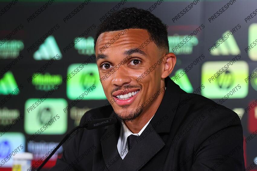 FOOT LIGA TRANSFERT 2025 PRESENTATION D'ALEXANDER-ARNOLD AU REAL MADRID