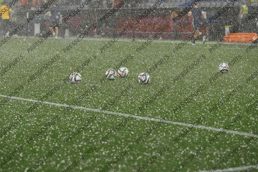 General view of the pitch, JUNE 4, 2025 - Football / Soccer : Hailstorms descend fill the pitch before UEFA "Nations League" Semi-finals match between Germany 1-2 Portugal at the Munich Football Arena in Munich, Germany. (Photo by Mutsu Kawamori/AFLO) ALLEMAGNE-PORTUGAL (1-2) 