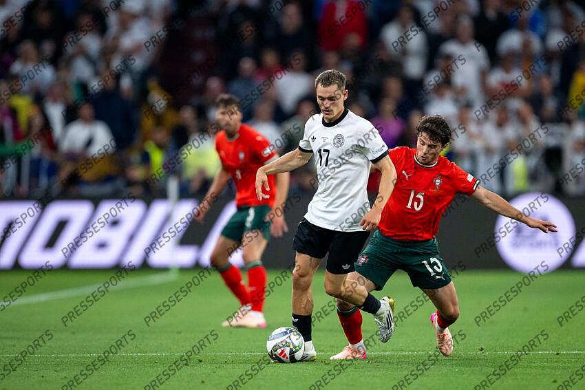 04.06.2025, Allianz Arena, Muenchen, GER, UEFA Nations League, Deutschland vs Portugal, Halbfinale, im Bild Florian Wirtz (Deutschland, #17) im Zweikampf mit Joao Neves (Portugal, #15) // during the UEFA Nations League semi final match between Germany and Portugal at the Allianz Arena in Muenchen, Germany on 2025/06/04. EXPA Pictures © 2025, PhotoCredit: EXPA/ Eibner-Pressefoto/ Memmler ATTENTION - OUT of GER ALLEMAGNE-PORTUGAL (1-2) 