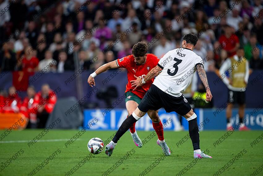 04.06.2025, Allianz Arena, Muenchen, GER, UEFA Nations League, Deutschland vs Portugal, Halbfinale, im Bild Pedro Neto (Portugal, #20) im Zweikampf mit Robin Koch (Deutschland, #03) // during the UEFA Nations League semi final match between Germany and Portugal at the Allianz Arena in Muenchen, Germany on 2025/06/04. EXPA Pictures © 2025, PhotoCredit: EXPA/ Eibner-Pressefoto/ Memmler ATTENTION - OUT of GER 250604_EP_DFB_MMR_4135.jpg Memmler Deutschland vs Portugal ALLEMAGNE-PORTUGAL (1-2) 