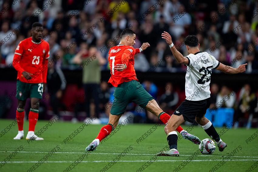 04.06.2025, Allianz Arena, Muenchen, GER, UEFA Nations League, Deutschland vs Portugal, Halbfinale, im Bild Cristiano Ronaldo (Portugal, #07) im Zweikampf mit Aleksandar Pavlovic (Deutschland, #25) // during the UEFA Nations League semi final match between Germany and Portugal at the Allianz Arena in Muenchen, Germany on 2025/06/04. EXPA Pictures © 2025, PhotoCredit: EXPA/ Eibner-Pressefoto/ Memmler ATTENTION - OUT of GER 250604_EP_DFB_MMR_4189.jpg Memmler Deutschland vs Portugal ALLEMAGNE-PORTUGAL (1-2) 