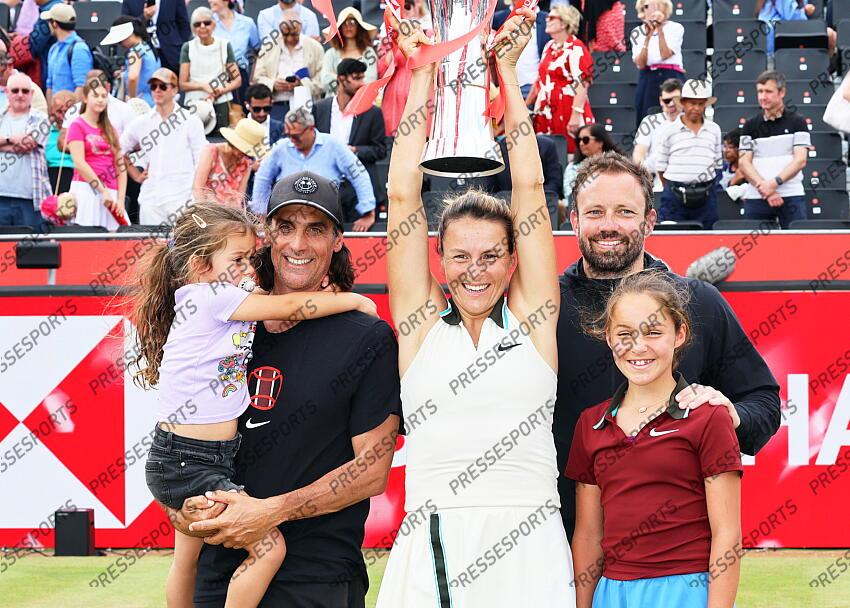 Siegerin Tatjana Maria (Deutschland) mit Ehemann Charles-Edouard Maria (l.), den Toechtern Celelia und Charlotte (r.) London, 15.06.2025, Tennis, HSBC Championships 2025 in Queens, Damen Einzel, Finale TOURNOI DU QUEEN'S 