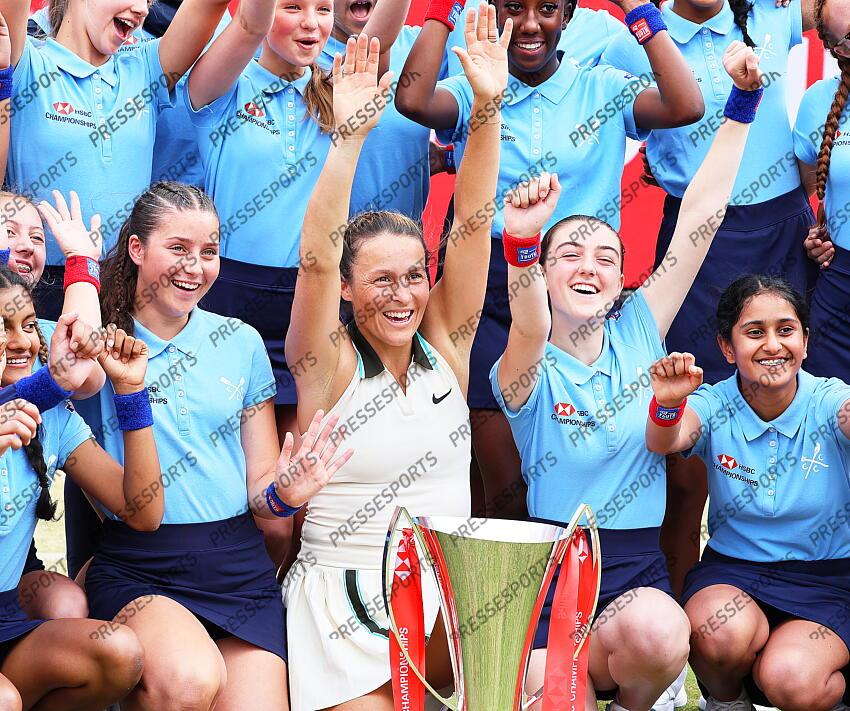 Siegerin Tatjana Maria (Deutschland) mit Ballmaedchen London, 15.06.2025, Tennis, HSBC Championships 2025 in Queens, Damen Einzel, Finale TOURNOI DU QUEEN'S 