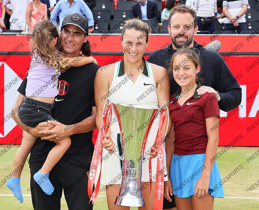 Siegerin Tatjana Maria (Deutschland) mit Ehemann Charles-Edouard Maria (l.), den Toechtern Celelia und Charlotte (r.) London, 15.06.2025, Tennis, HSBC Championships 2025 in Queens, Damen Einzel, Finale TOURNOI DU QUEEN'S 
