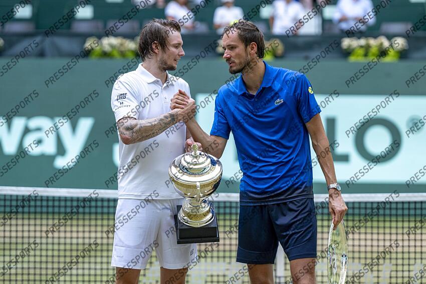 Tennis, ATP Tour, Singles, Final, Bublik (Kazakhstan) - Medvedev (Russia): Alexander Bublik (l) and Daniil Medvedev shake hands. Tennis: ATP Tour - Halle/Westphalia 
