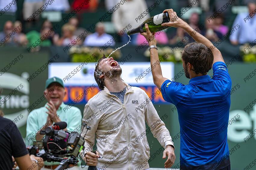 Tennis, ATP Tour, singles, final, Bublik (Kazakhstan) - Medvedev (Russia): Alexander Bublik (l) and Daniil Medvedev celebrate with champagne. Tennis: ATP Tour - Halle/Westphalia 