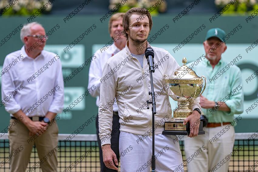 Tennis, ATP Tour, Singles, Final, Bublik (Kazakhstan) - Medvedev (Russia): Alexander Bublik speaks to the spectators and holds the winner's trophy in his hand. Tennis: ATP Tour - Halle/Westphalia 