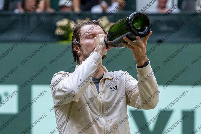 Tennis, ATP-Tour, Einzel, Finale, Bublik (Kasachstan) - Medvedev (Russland): Alexander Bublik trinkt aus einer Champagnerflasche. Tennis: ATP-Tour - Halle/Westfalen 