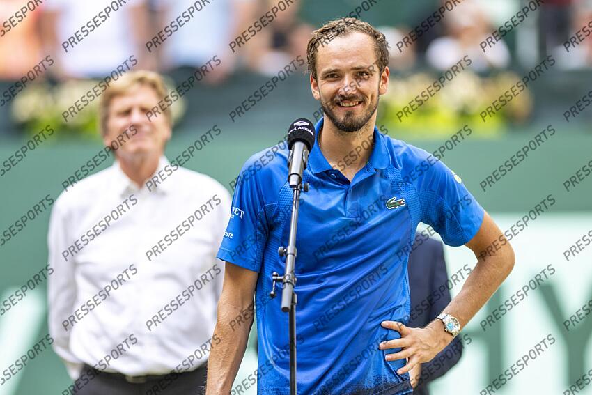 Tennis, ATP Tour, Singles, Final, Bublik (Kazakhstan) - Medvedev (Russia): Daniil Medvedev speaks to the spectators. Tennis: ATP Tour - Halle/Westphalia 