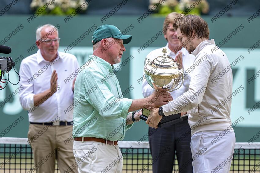 Tennis, ATP-Tour, Einzel, Finale, Bublik (Kasachstan) - Medvedev (Russland): Boris Becker (l) überreicht Alexander Bublik den Siegerpokal. Tennis: ATP-Tour - Halle/Westfalen 