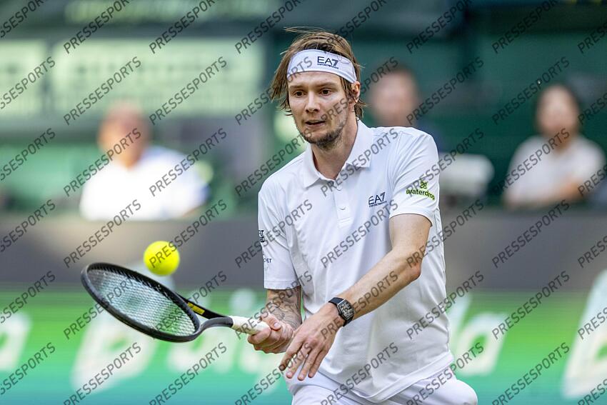 Tennis: ATP-Tour - Halle/Westfalen, Einzel, Herren, Halbfinale: Bublik (Kasachsten) - Khachanov (Russland). Alexander Bublik in Aktion. Tennis: ATP-Tour - Halle/Westfalen 