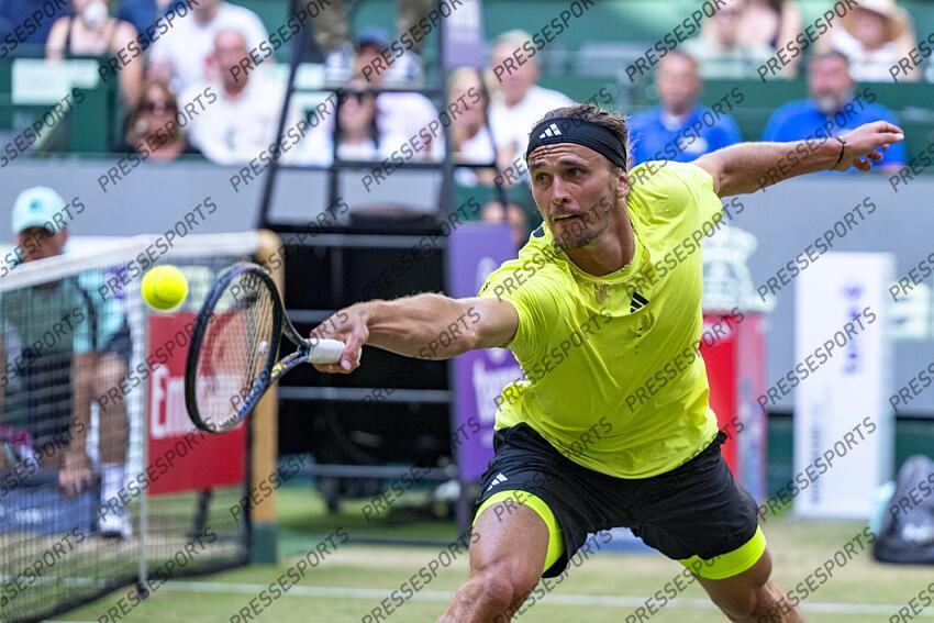Tennis: ATP-Tour - Halle/Westfalen, Einzel, Herren, Halbfinale: Medvedev (Russland) - Zverev (Deutschland). Alexander Zverev in Aktion. Tennis: ATP-Tour - Halle/Westfalen 