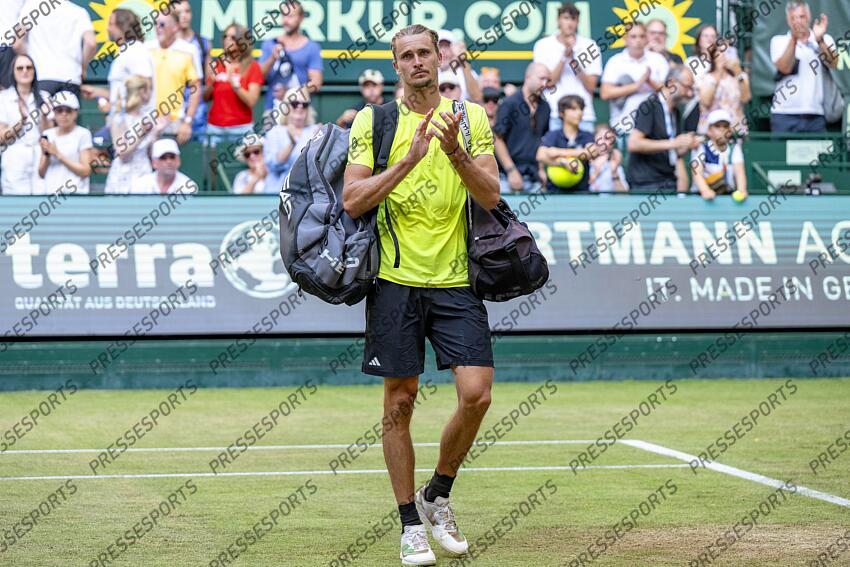 Tennis: ATP Tour - Halle/Westphalia, Singles, Men, Semifinals: Medvedev (Russia) - Zverev (Germany). Alexander Zverev leaves the court. Tennis: ATP Tour - Halle/Westphalia 