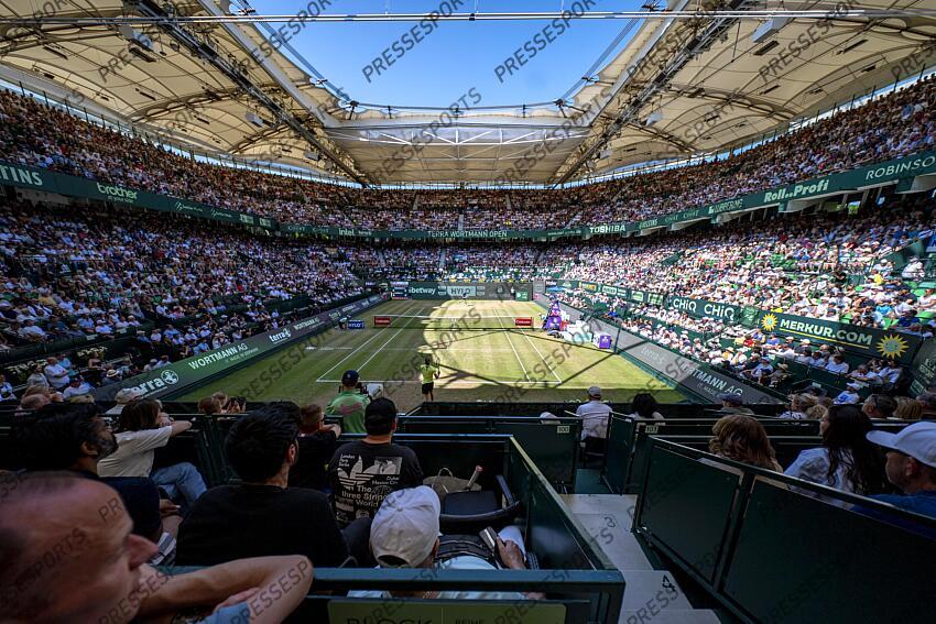 Tennis: ATP-Tour - Halle/Westfalen, Einzel, Herren, Halbfinale: Medvedev (Russland) - Zverev (Deutschland). Blick von der Tribüne auf den Court. Tennis: ATP-Tour - Halle/Westfalen 