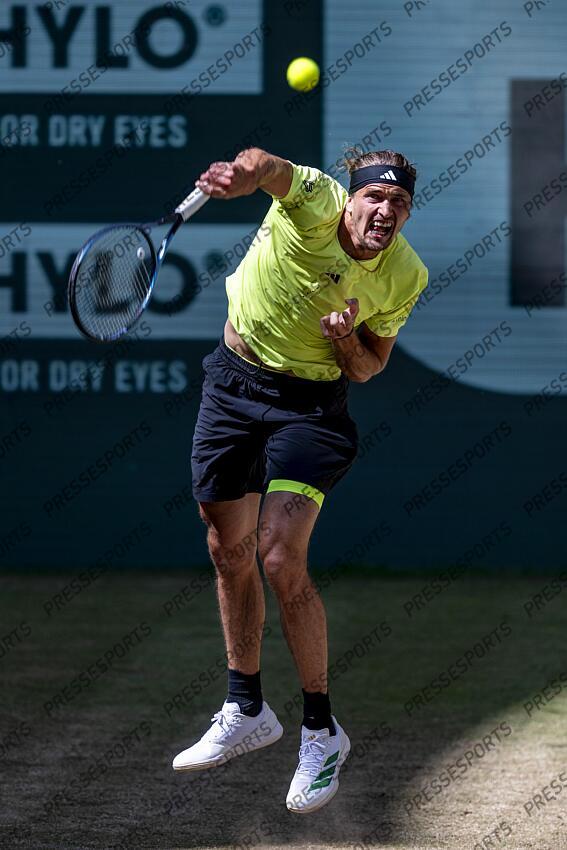 Tennis: ATP-Tour - Halle/Westfalen, Einzel, Herren, Halbfinale: Medvedev (Russland) - Zverev (Deutschland). Alexander Zverev schlägt auf. Tennis: ATP-Tour - Halle/Westfalen 